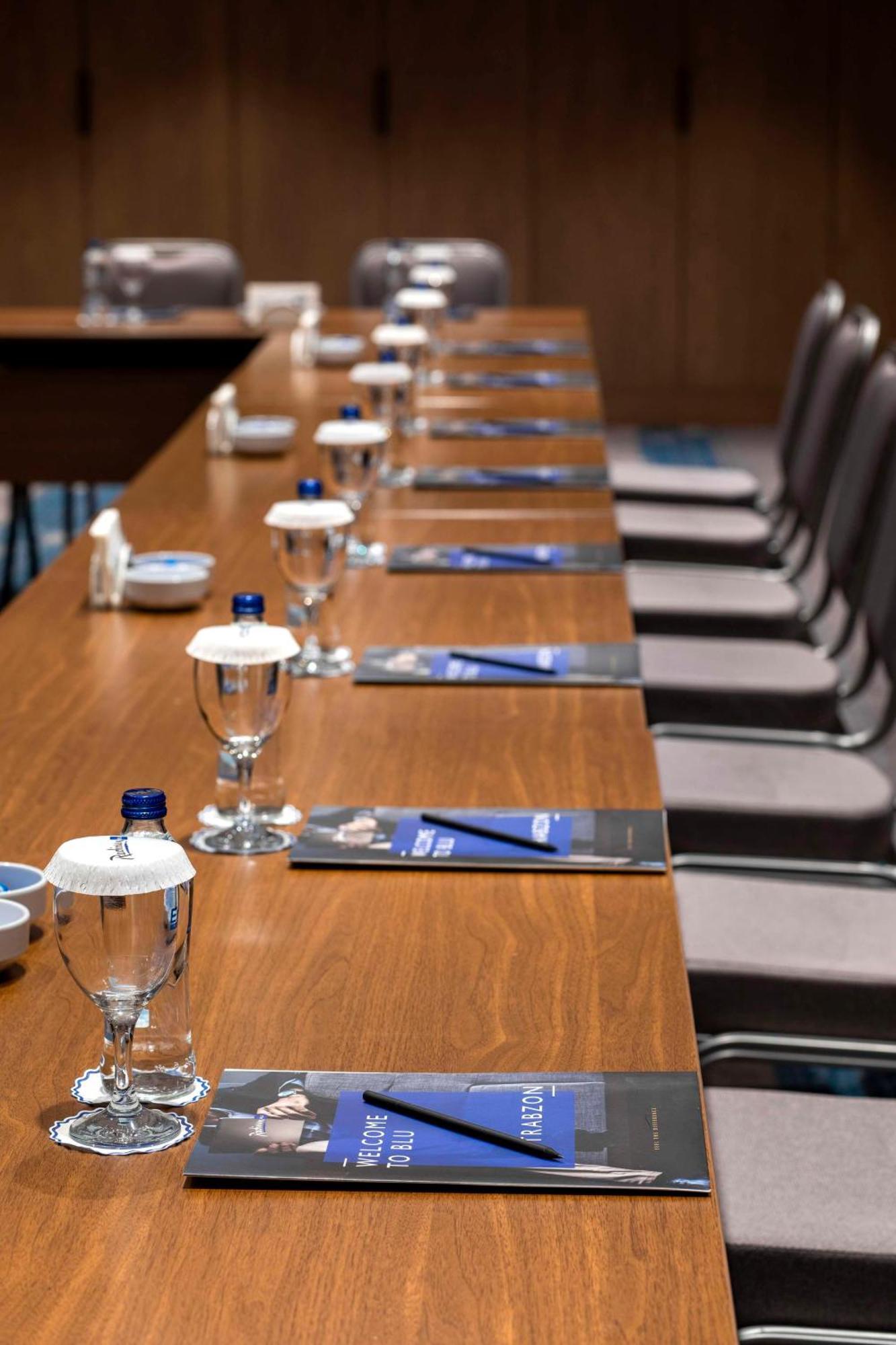 Radisson Blu Hotel Trebizonda Exterior foto A meeting room at the European Parliament